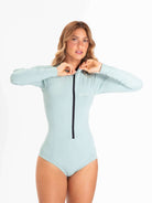 Maiô Greenish azul, com proteção UV, zíper frontal e design que combina conforto e estilo.