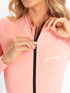 Maiô coral da Greenish com fechamento em zíper, destacando conforto e estilo para praticar esportes.