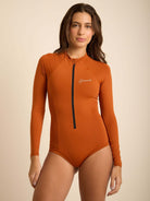 Maiô Solid Color Telha da Greenish, com proteção UV e fechamento em zíper, ideal para esportes aquáticos.