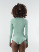 Maiô Solid Color Verde Claro da Greenish, com proteção UV e ajuste perfeito ao corpo.