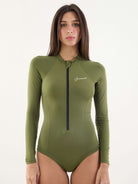 Maiô verde floresta da Greenish, com proteção UV e fechamento em zíper, ideal para esportes aquáticos.