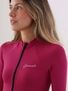 Maiô solid color vinho da Greenish, com fechamento em zíper e proteção UV, ideal para esportes aquáticos.