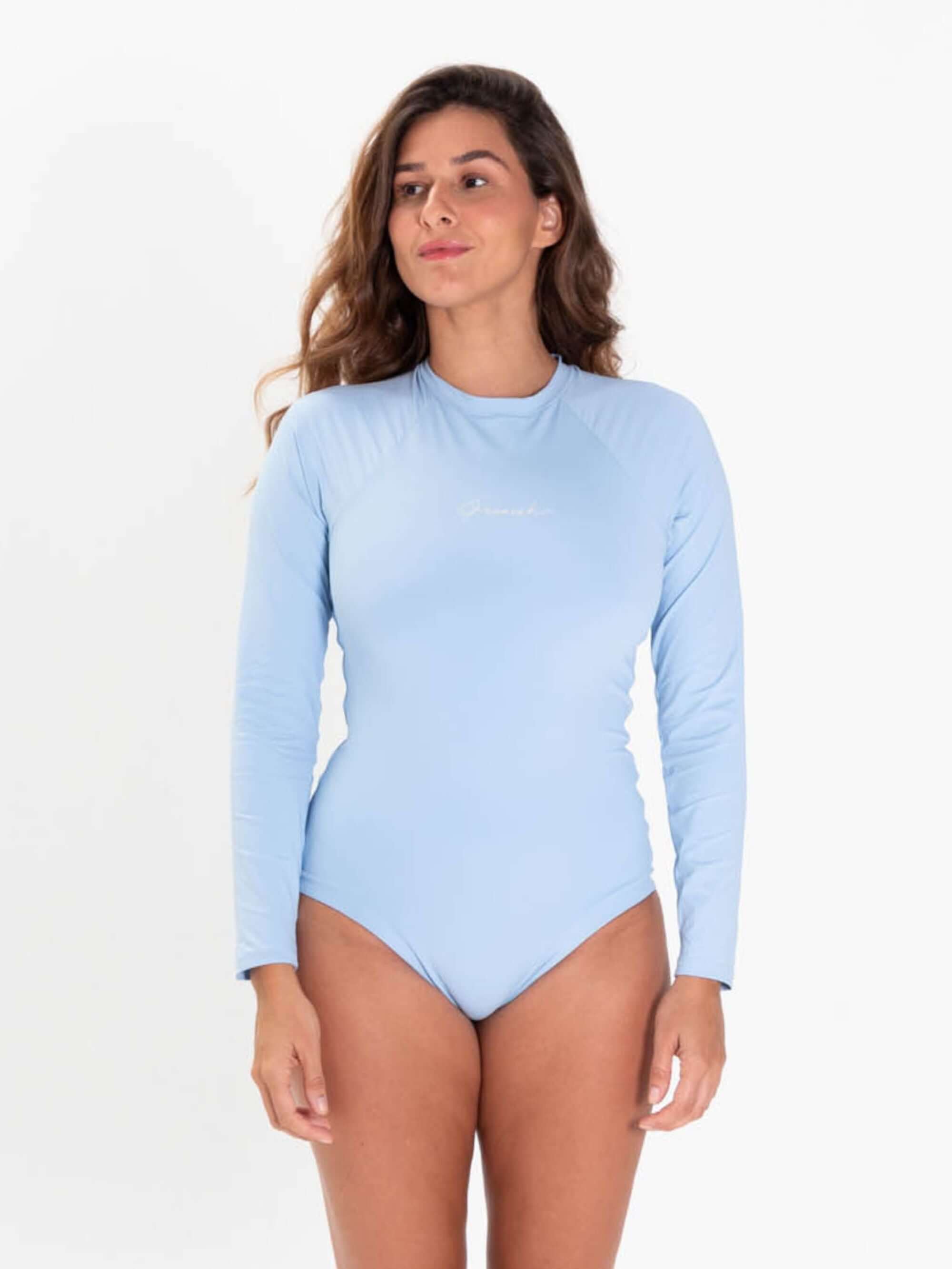 Maiô long sleeve azul, elegante e confortável, ideal para proteção solar e liberdade de movimento.