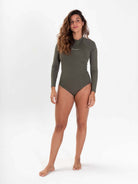 Maiô Greenish Bayshore Verde com mangas longas, ideal para conforto e proteção solar.