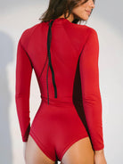 Maiô Bayshore vermelho com mangas longas, fechamento em zíper e design moderno, ideal para proteção solar.