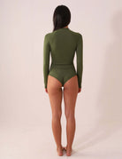 Mulher usando MAIÔ MANGA LONGA ARY - VERDE FLORESTA, costas, por Greenish, com proteção UV, ideal para surf e kite.