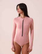 Modelo vestindo Greenish MAIO SOLID COLOR - ROSA NUDE com zíper, destacando estilo, conforto e proteção UV.