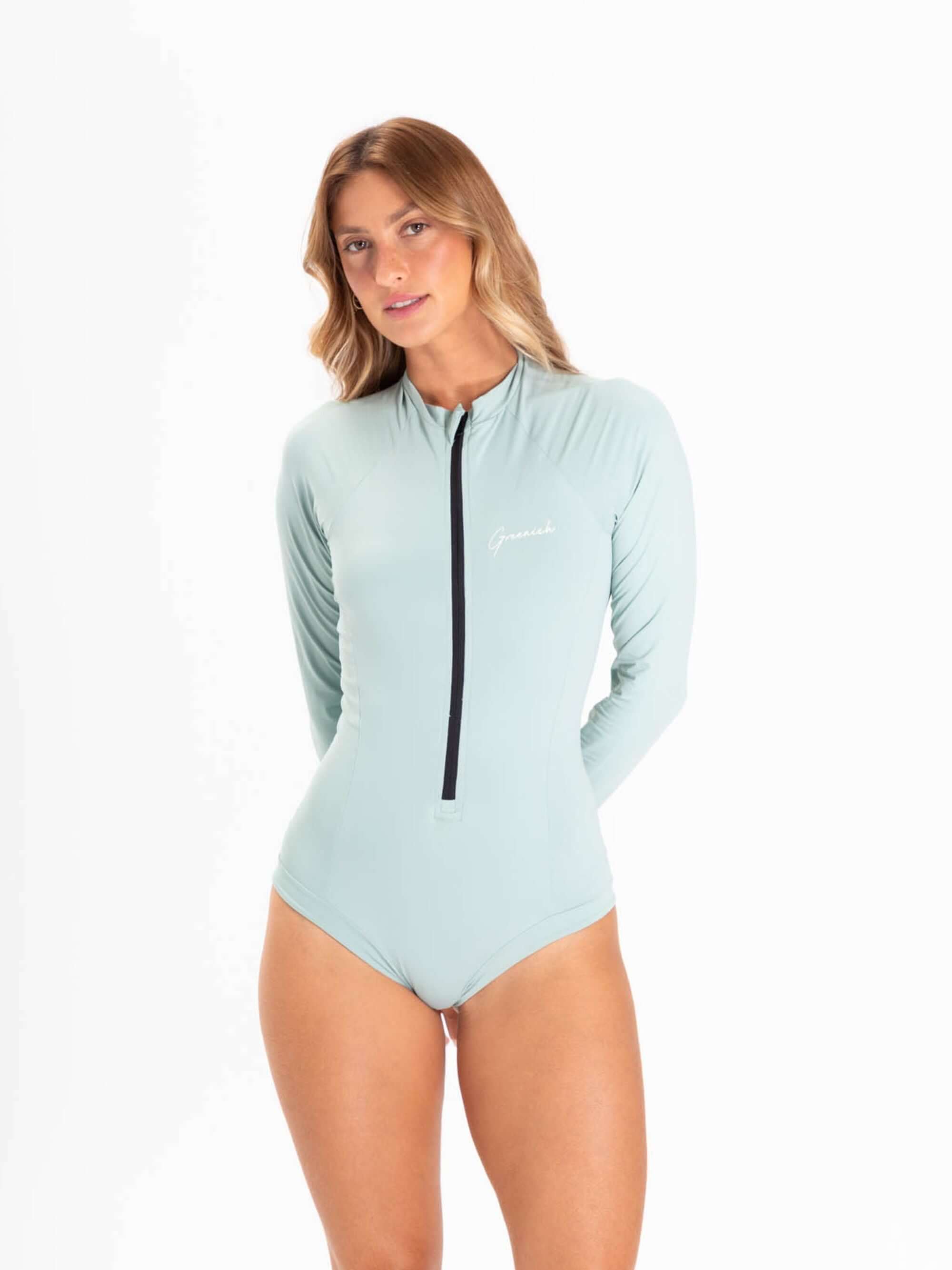 Maiô de cor azul claro da Greenish, com zíper frontal e proteção UV, ideal para esportes aquáticos.