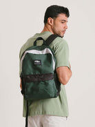 Mochila verde da Greenish, modelo MOCHILA COLORS, sendo usada por um homem, ideal para estilo e praticidade.