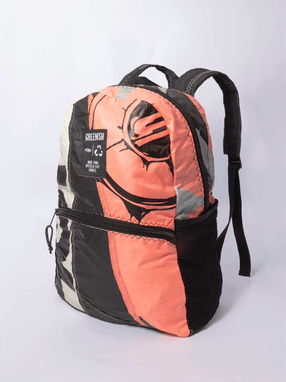 Mochila Greenish de upcycling, feita de pipa de kitesurf, leve e resistente, ideal para apoiar a causa sustentável.