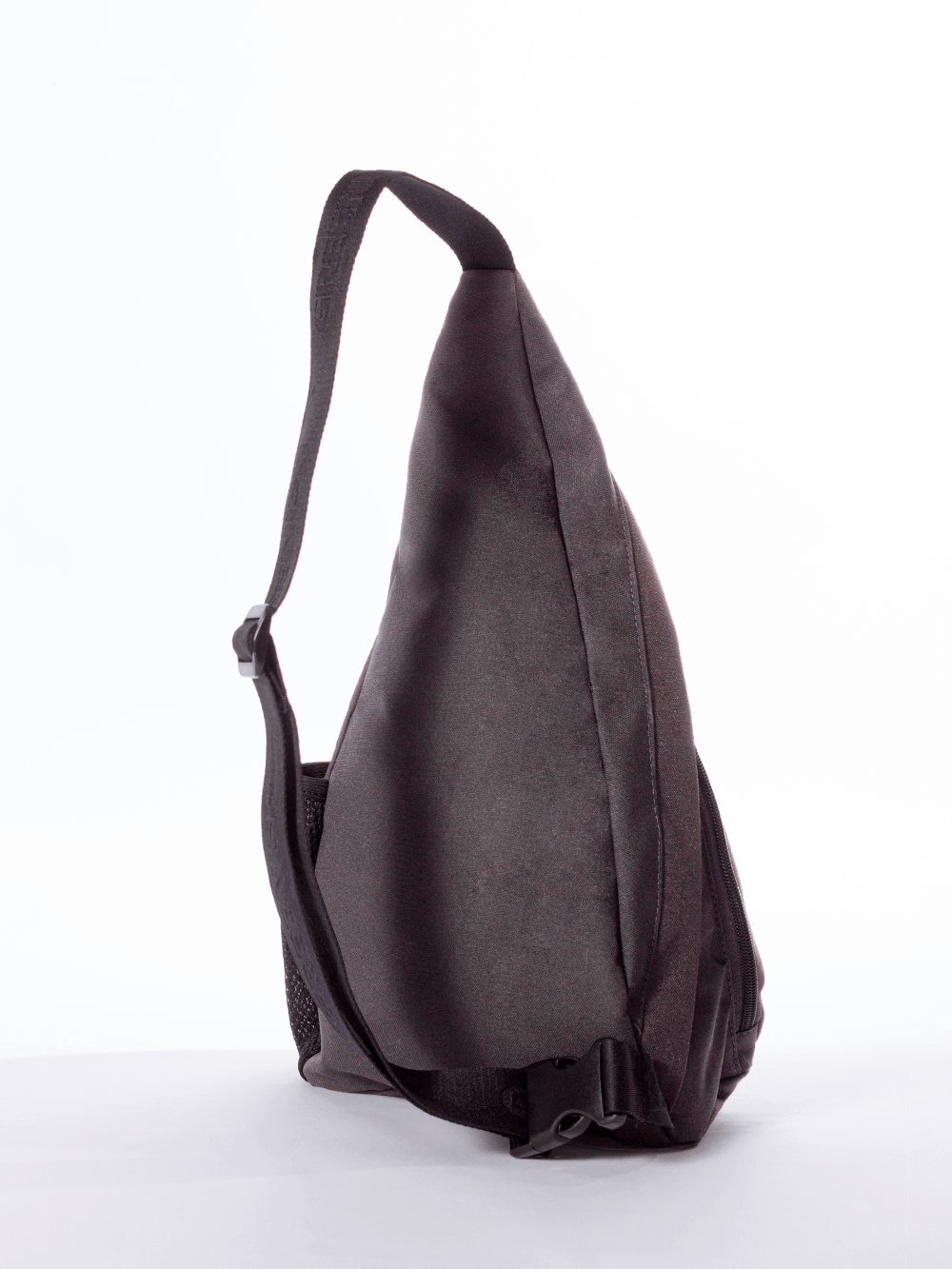Mochila transversal sport cinza da marca Greenish, ideal para aventuras e uso diário com design moderno.