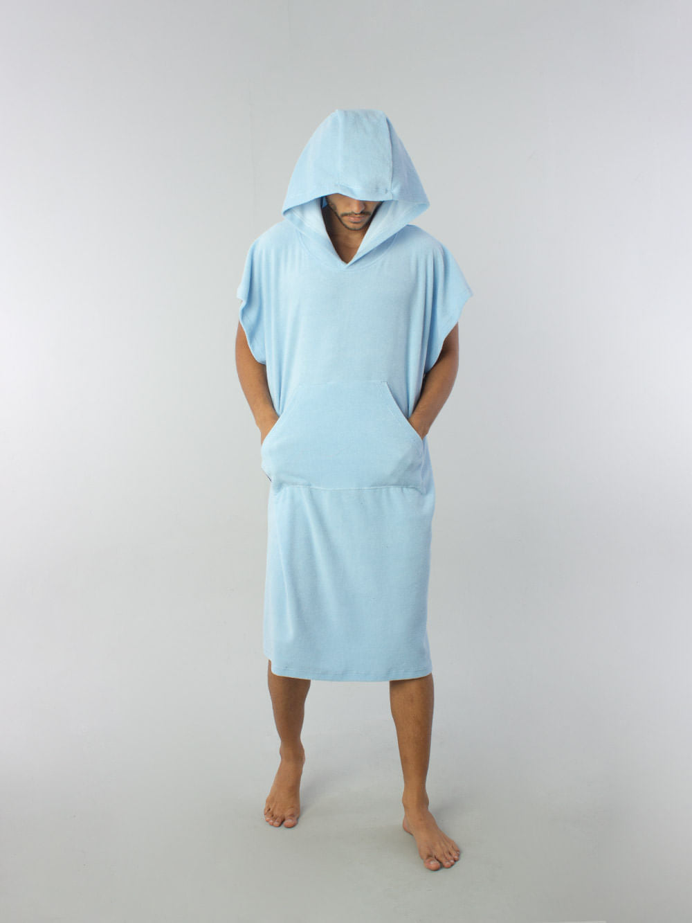 Poncho adulto azul claro da Greenish com capuz e bolso canguru, ideal para praia e esportes aquáticos.