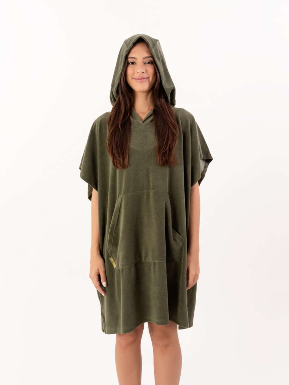 Poncho curto atoalhado verde oliva da marca Greenish, ideal para praia e esportes aquáticos, com capuz e bolso canguru.
