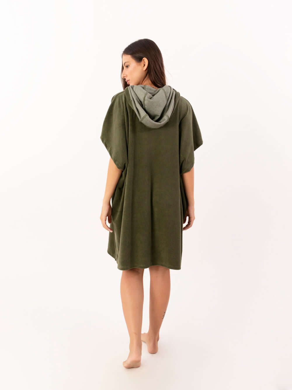Poncho curto atoalhado verde oliva com capuz, ideal para praia e esportes aquáticos - Greenish.