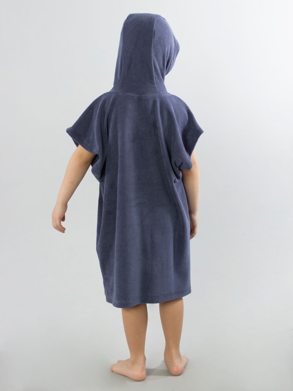 Poncho infantil atoalhado azul marinho da Greenish, com capuz e mangas curtas, ideal para conforto e estilo.