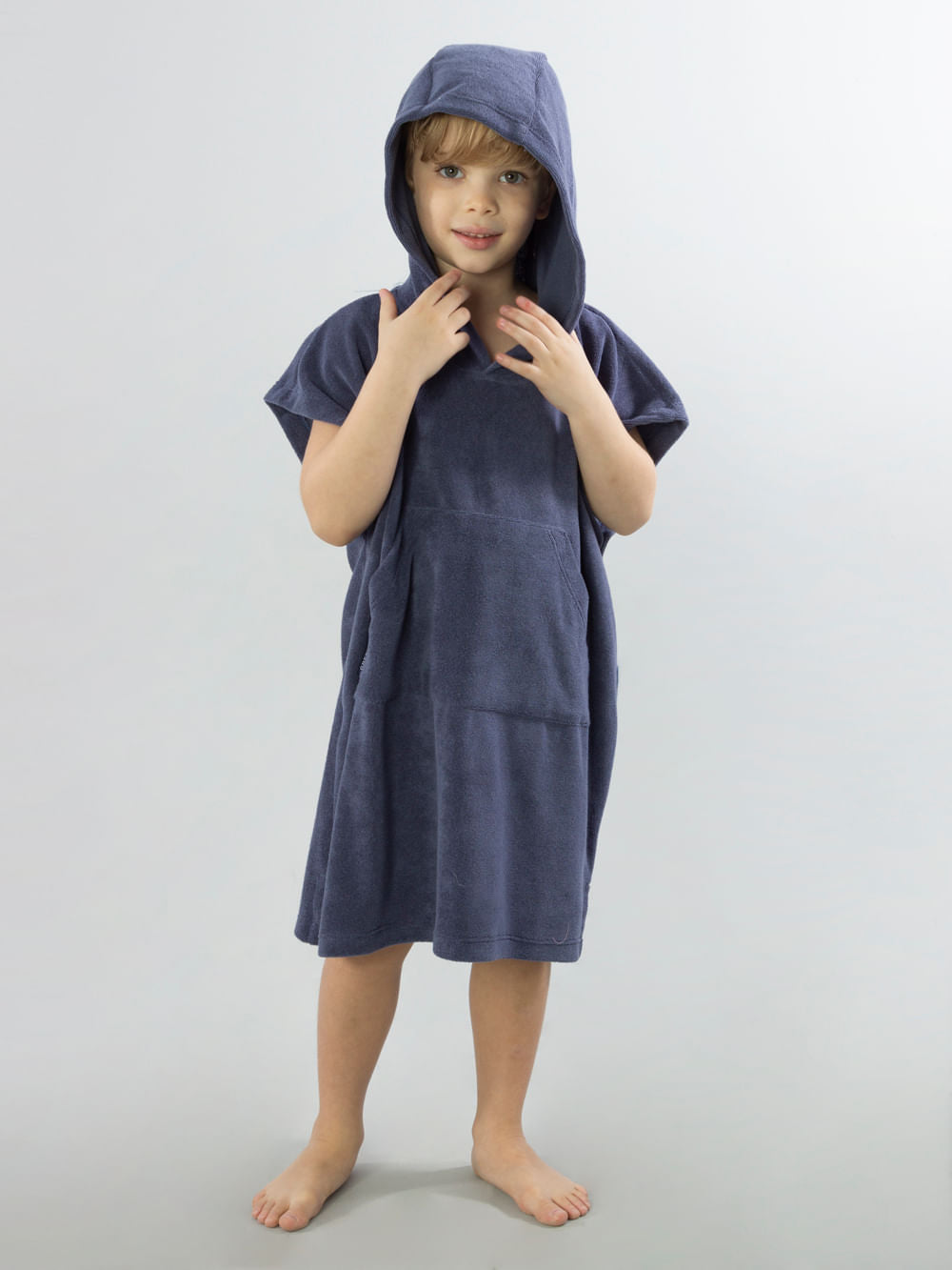 Poncho infantil a toalhado azul marinho da Greenish, com capuz e bolsos, ideal para praia e conforto.
