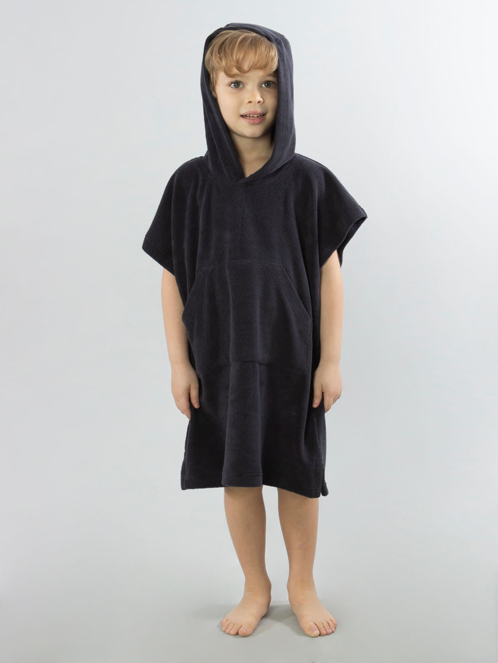 Poncho infantil atoalhado preto da marca Greenish, com capuz e bolso, ideal para conforto e liberdade de movimentos.
