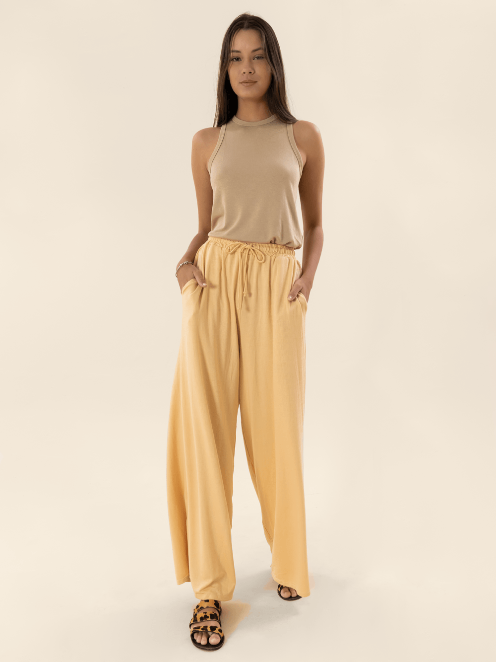 Regata Basic Comfy Bege da Greenish, look fashion e confortável, ideal para o dia a dia.