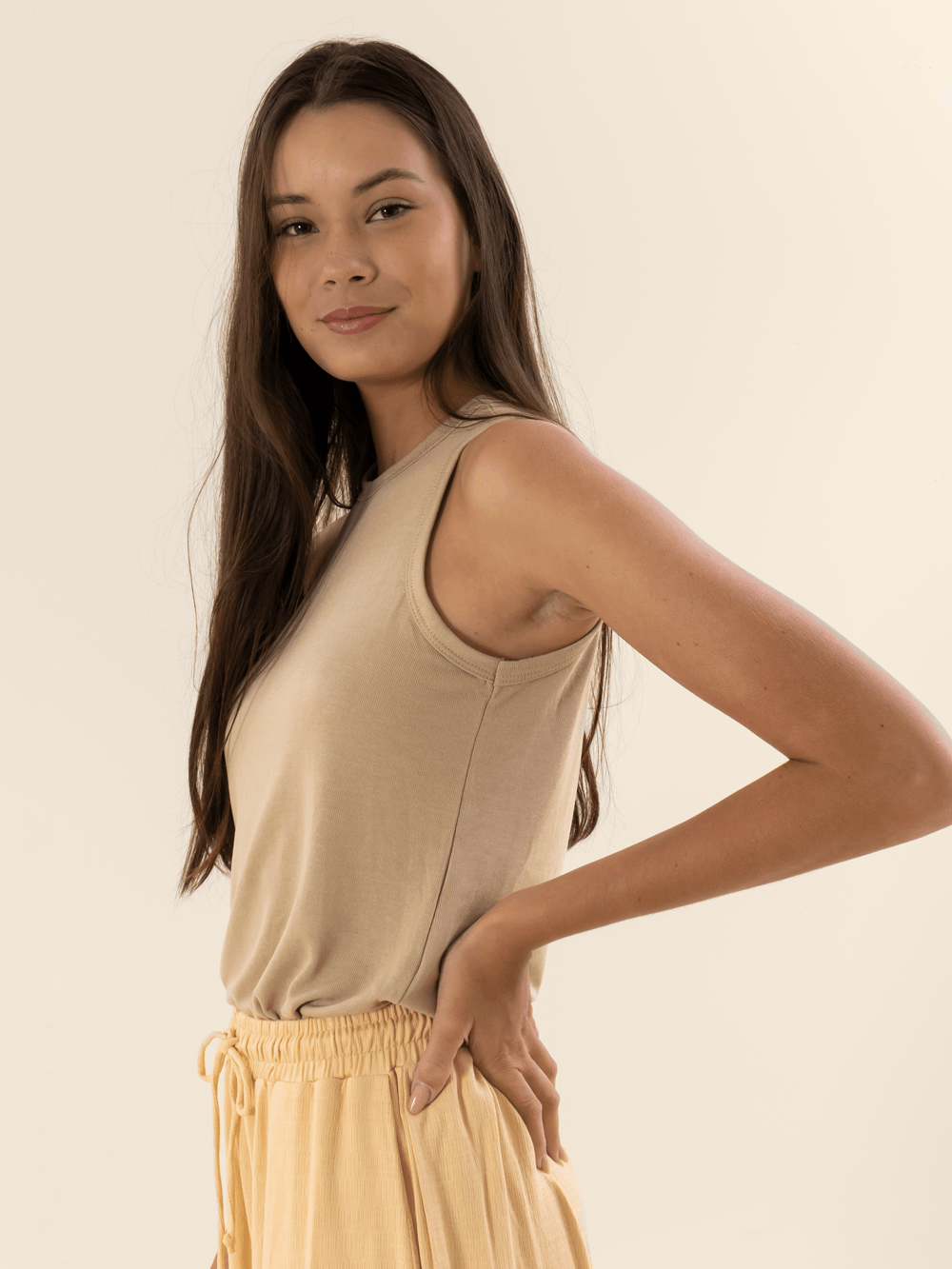 Regata básica confortável bege da marca Greenish, modelo feminino, ideal para dias quentes e looks casuais.