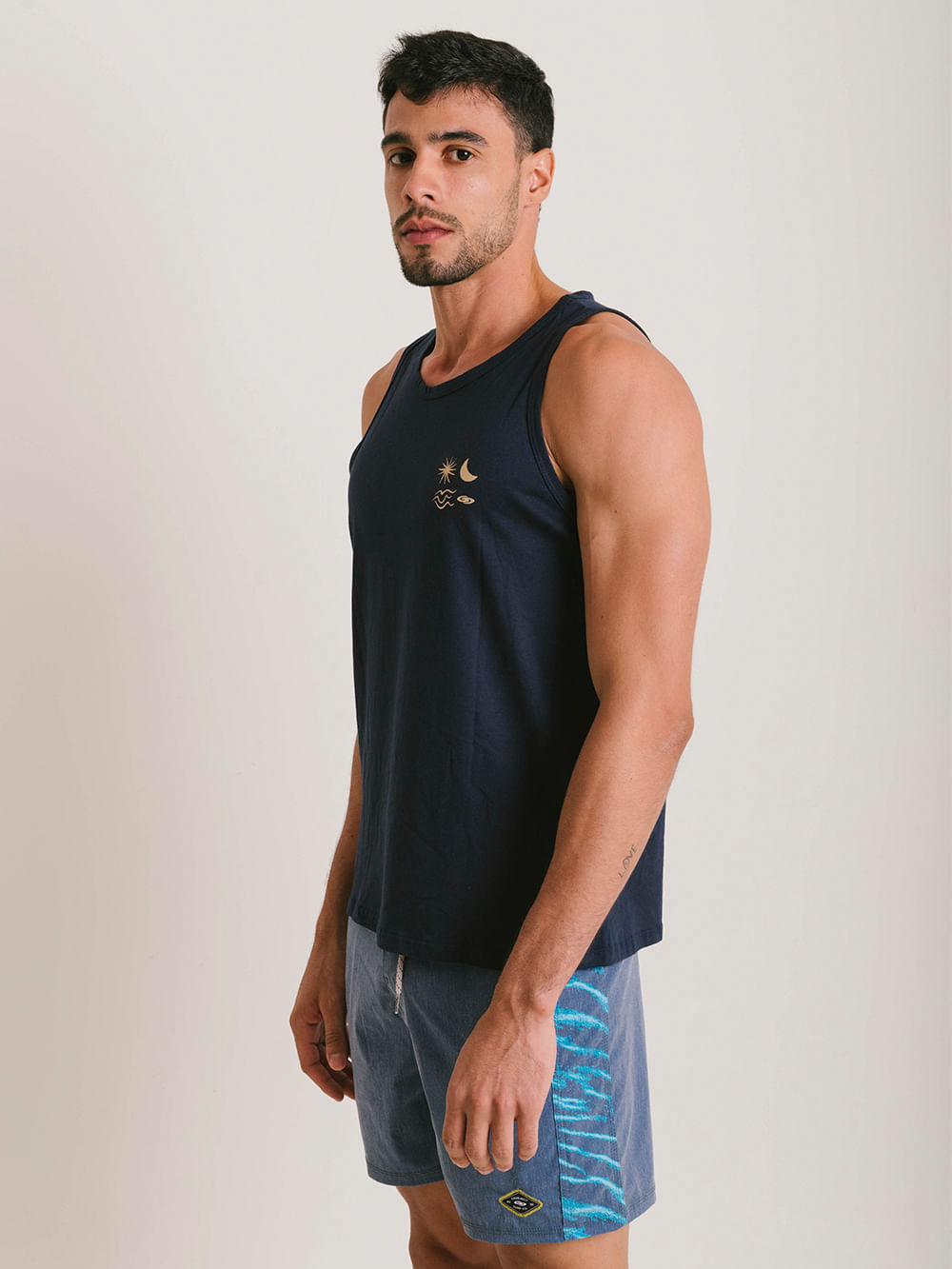 Regata masculina azul marinho da Greenish, feita de algodão sustentável, com design original e caimento perfeito.