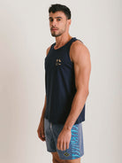 Regata masculina azul marinho da Greenish, feita de algodão sustentável, com design original e caimento perfeito.