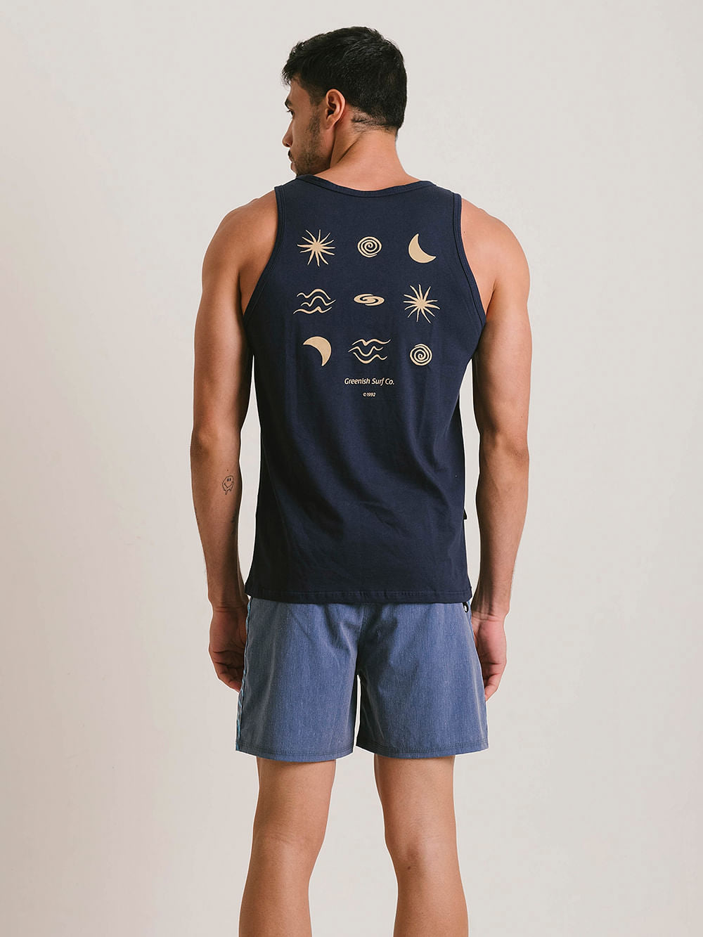 Regata azul marinho Greenish com design exclusivo, confeccionada em algodão sustentável, ideal para conforto diário.