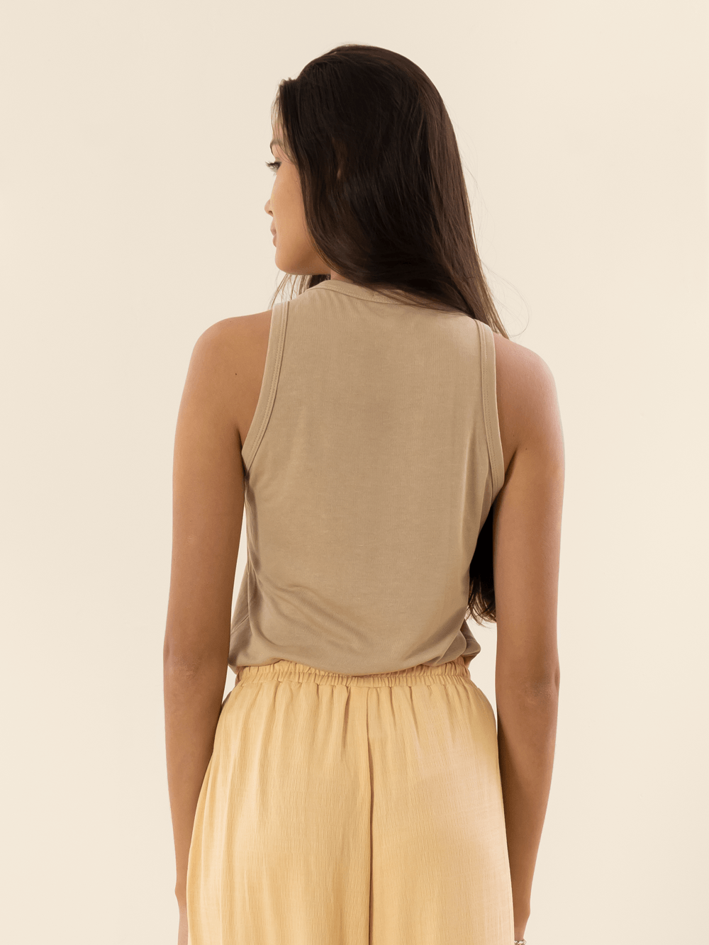 Regata Basic Comfy Bege da marca Greenish, vista de costas, estilo básico e confortável.