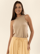 Blusa Regata Basic Comfy Bege da Greenish, ideal para looks casuais e confortáveis.