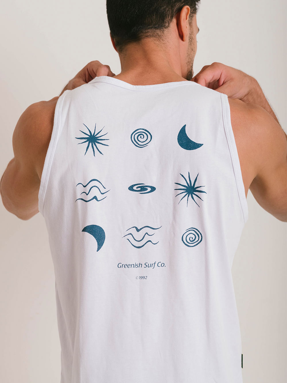 Regata masculina branca com estampa original da Greenish Surf Co. e design de elementos náuticos.