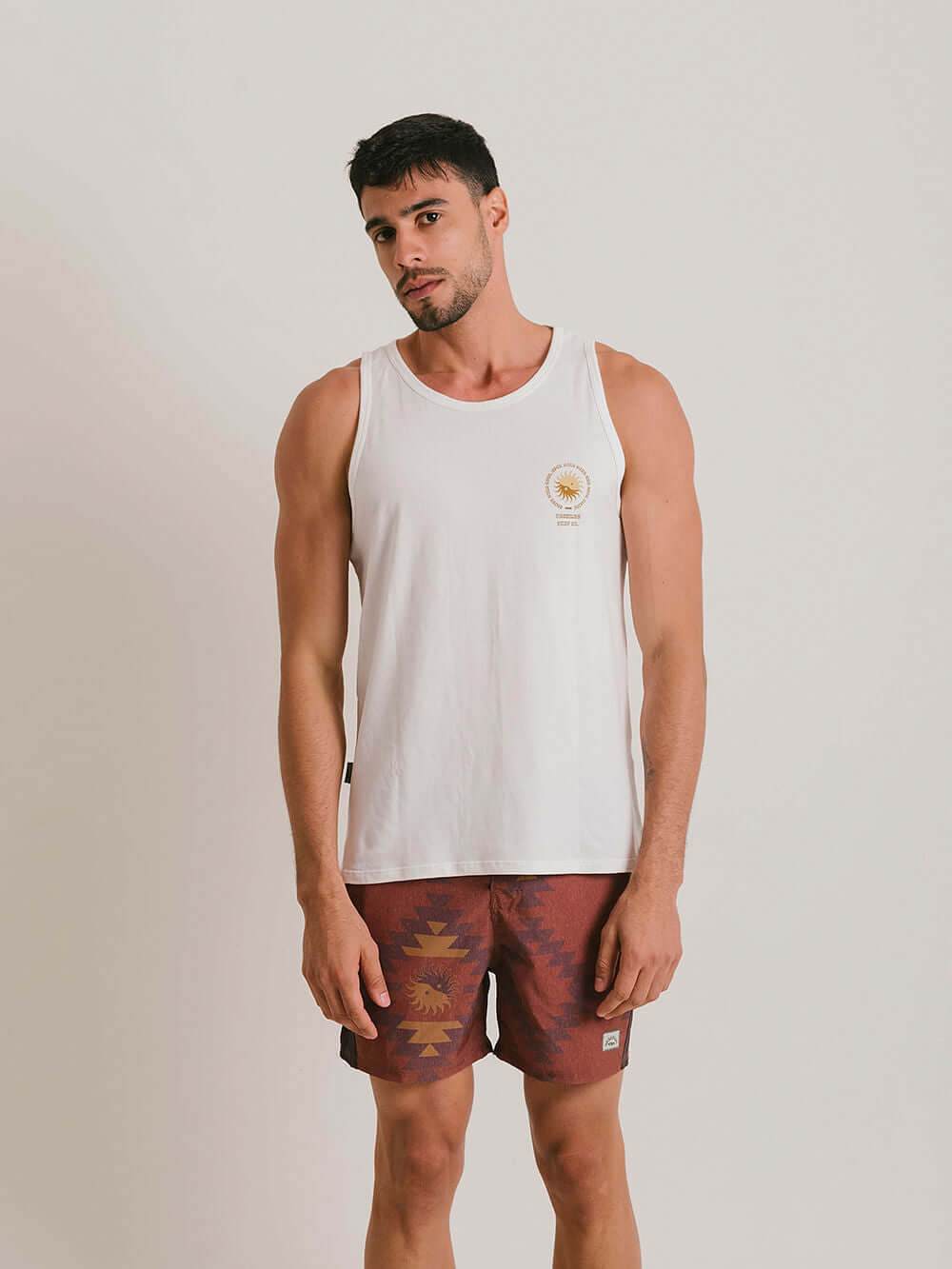 Regata Boho Mystical off white da Greenish, feita em algodão sustentável, estilo clássico e confortável.