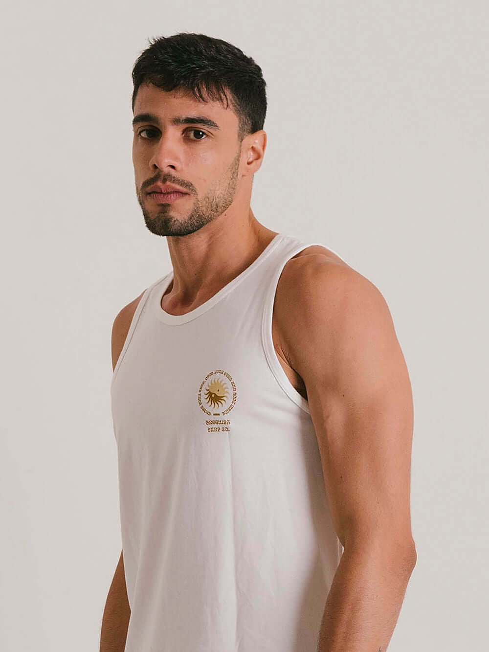Regata Boho Mística off white da marca Greenish, modelo masculino em algodão sustentável, confortável e leve.