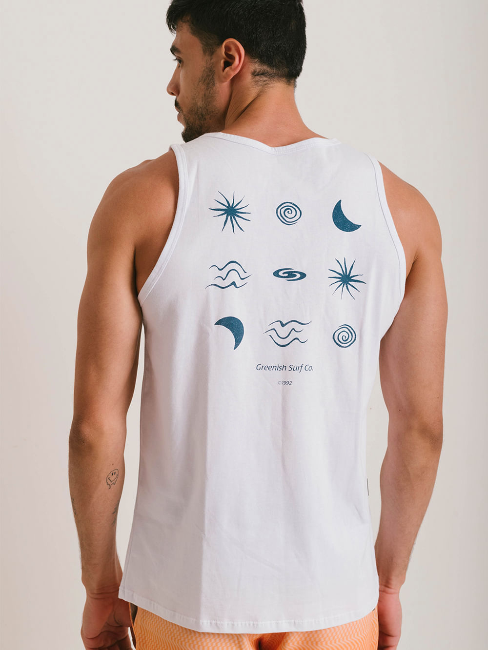 Regata básica branca Greenish com estampa original e design confortável, perfeita para o dia a dia.