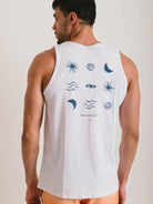 Regata básica branca Greenish com estampa original e design confortável, perfeita para o dia a dia.