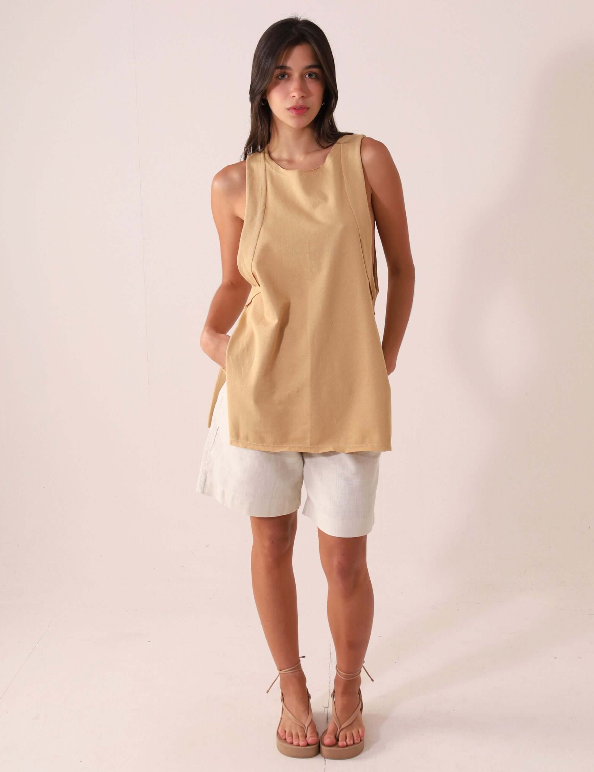 Mulher vestindo Regata Déa - Caqui da marca Greenish, modelo alongado e confortável, ideal para looks casuais e de praia.