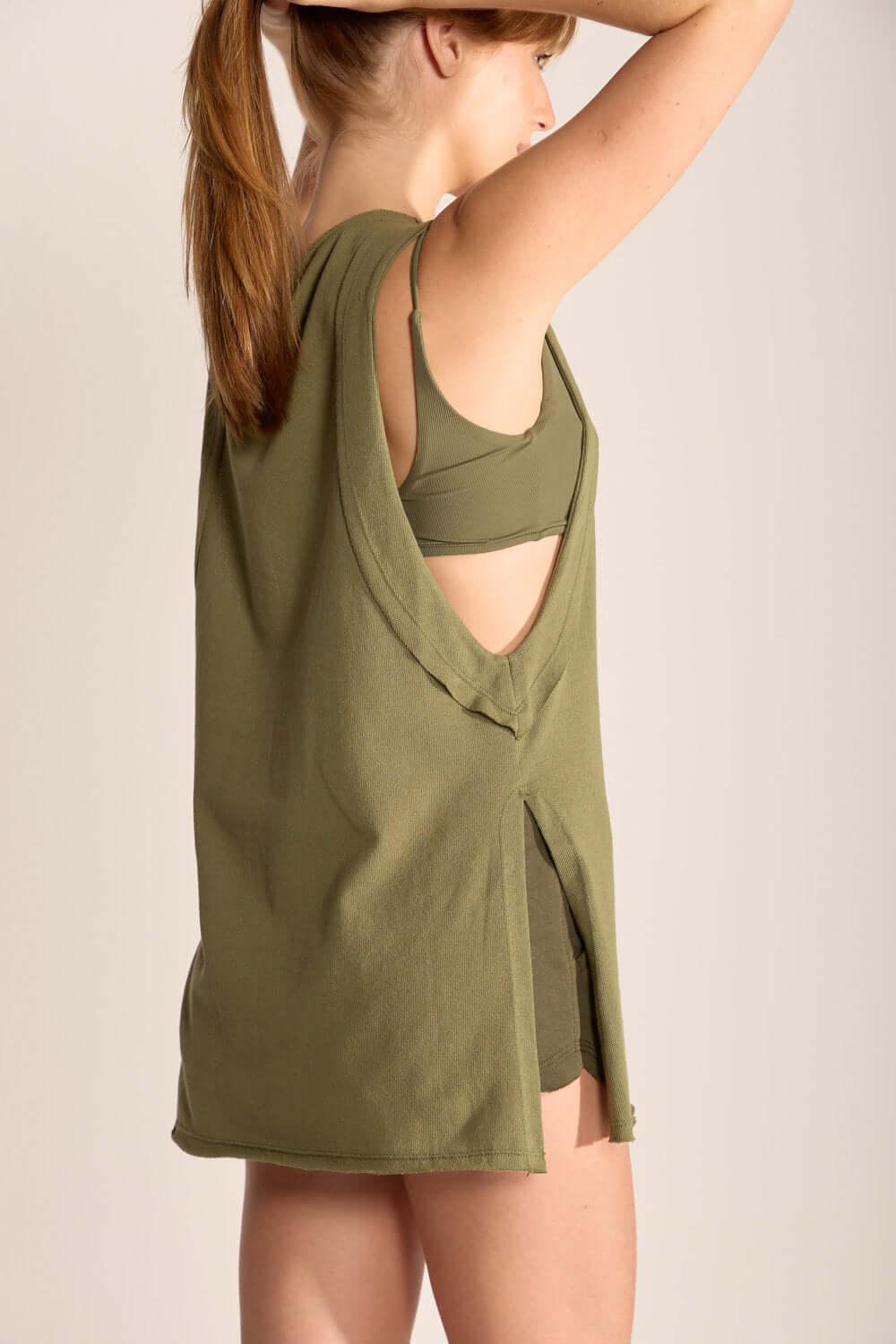 Regata Dea Verde Claro da Greenish, leve e confortável, ideal para looks de praia e pós-surf.