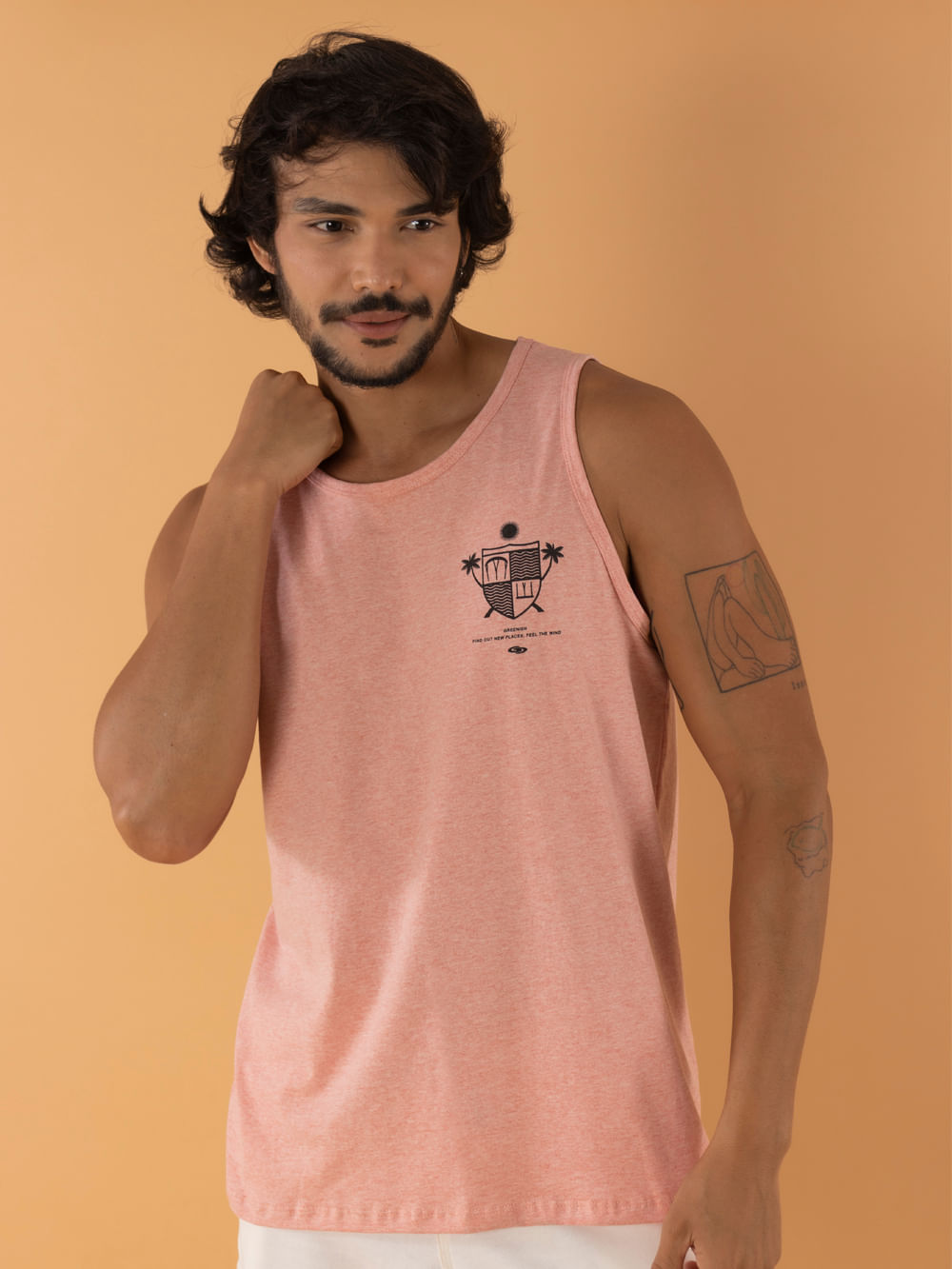Regata Coral da Greenish, modelo masculino, estilo casual, ideal para momentos descontraídos.