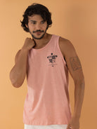 Regata Coral da Greenish, modelo masculino, estilo casual, ideal para momentos descontraídos.