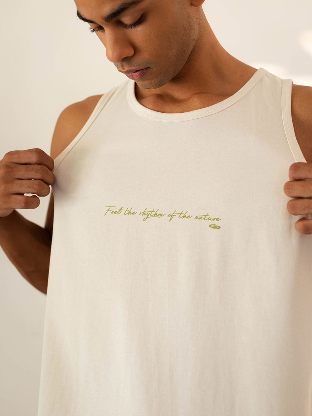 Regata Feel Alive bege da Greenish, feita em algodão premium, com estampa que inspira amor à natureza.