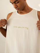 Regata Feel Alive bege da Greenish, feita em algodão premium, com estampa que inspira amor à natureza.