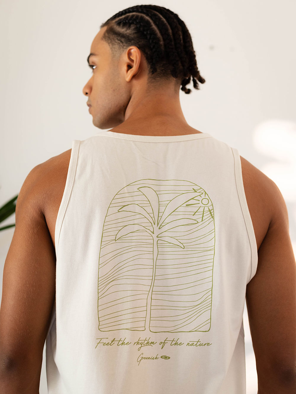 Regata Feel Alive Beige da Greenish com estampa de palmeira, perfeita para dias ensolarados e confortáveis.