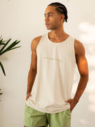 Regata Feel Alive bege da Greenish, feita em algodão, ideal para dias ensolarados e looks confortáveis.