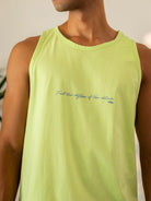 Regata Feel Alive verde da Greenish, confeccionada em algodão, ideal para dias ensolarados e conforto diário.