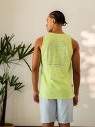 Regata Feel Alive Verde da Greenish com estampa exclusiva, perfeita para dias ensolarados e confortáveis.