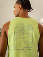Regata Feel Alive Verde da Greenish, com estampa de palmeira e mensagem inspiradora sobre natureza.