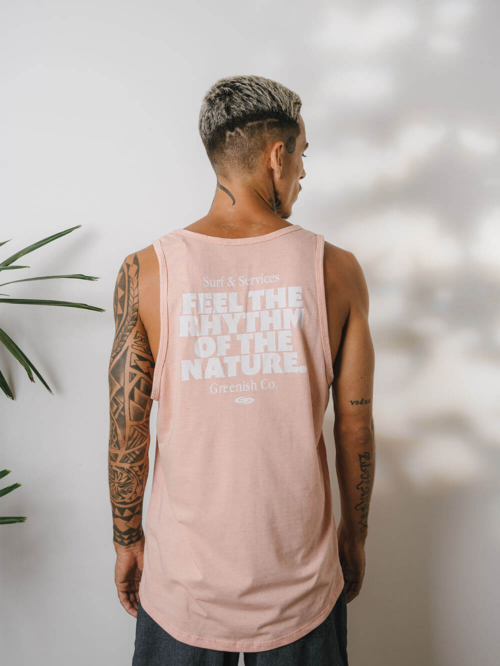 Modelo masculino usando regata bege da Greenish com estampa 'Feel The Rhythm of the Nature'.