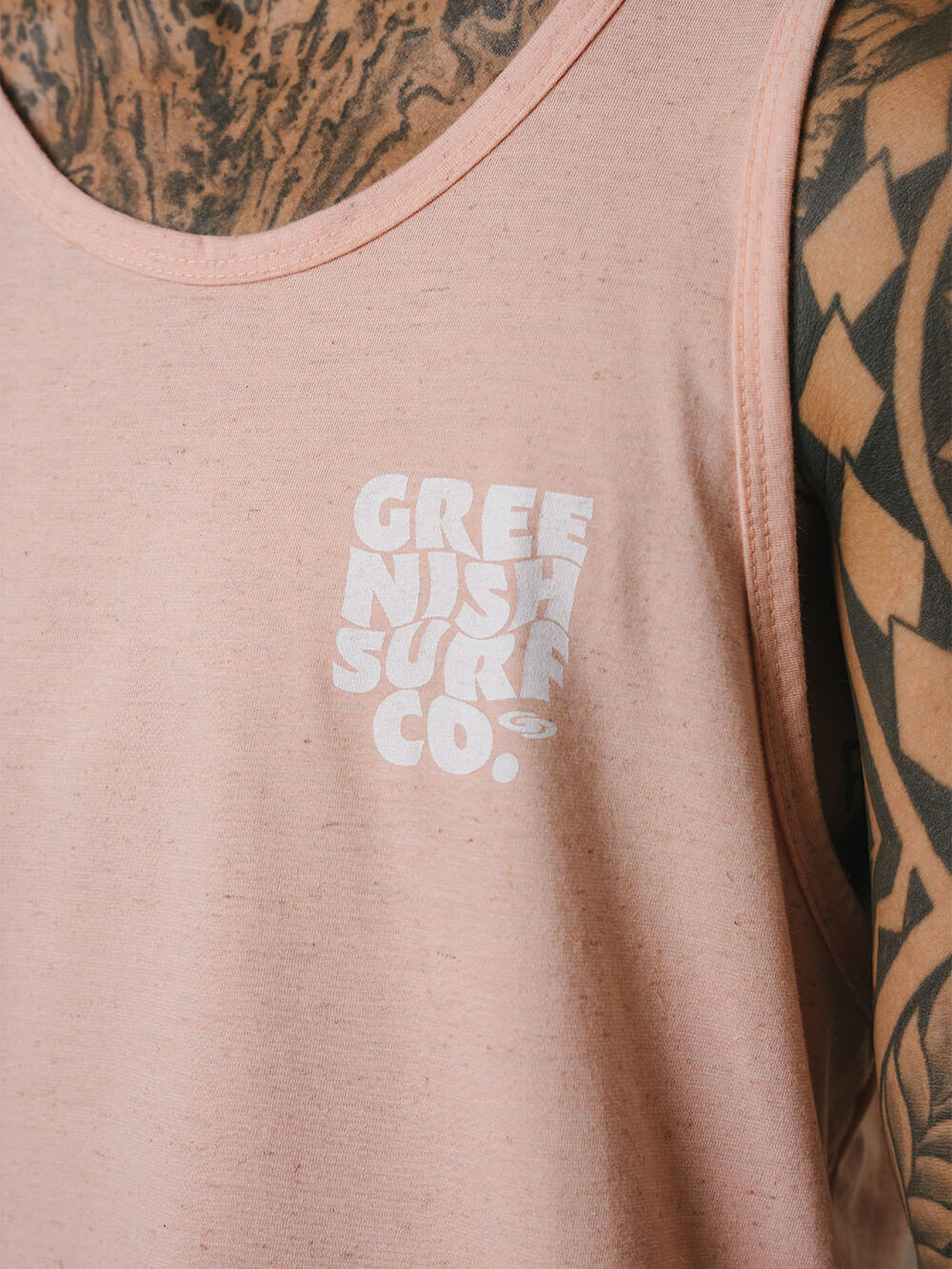 Regata Bege Feel The Rhythm da Greenish, com estampa elegante, ideal para dias relaxantes na praia.