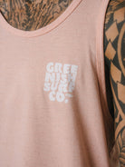 Regata Bege Feel The Rhythm da Greenish, com estampa elegante, ideal para dias relaxantes na praia.