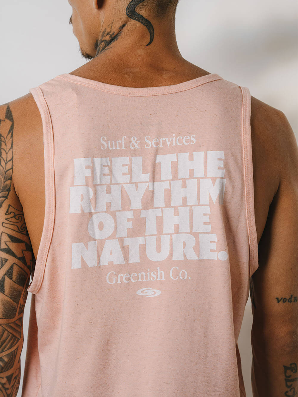 Regata verde com estampa 'Feel The Rhythm of the Nature' da Greenish, ideal para praia e dias quentes.