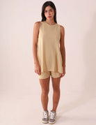 Mulher vestindo Regata Future - Bege da Greenish, ideal para looks casuais e sofisticados em dias de calor.