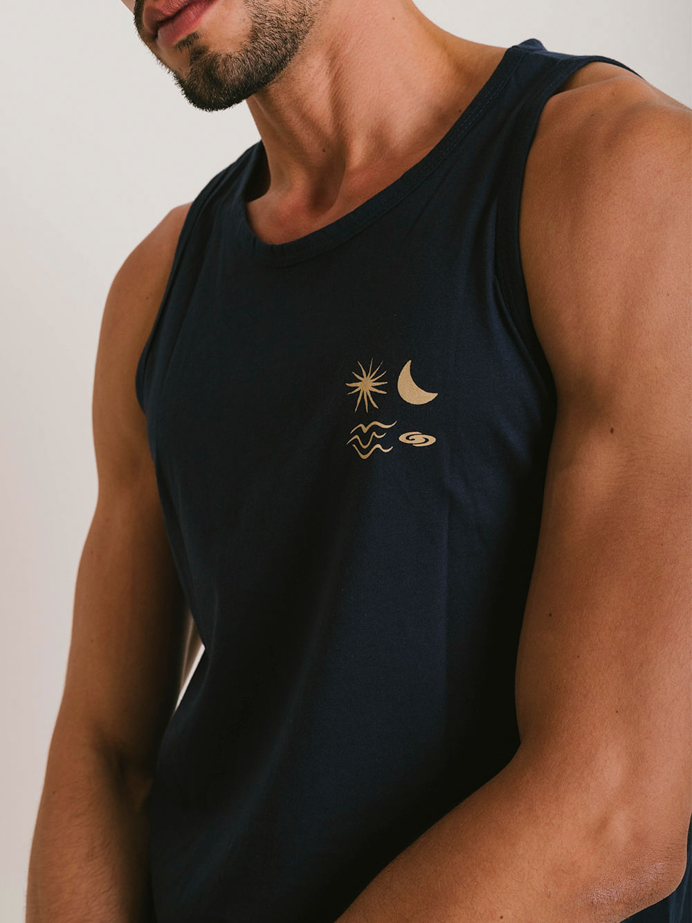 Regata azul marinho modelo masculino com design original Greenish, confeccionada em algodão sustentável.